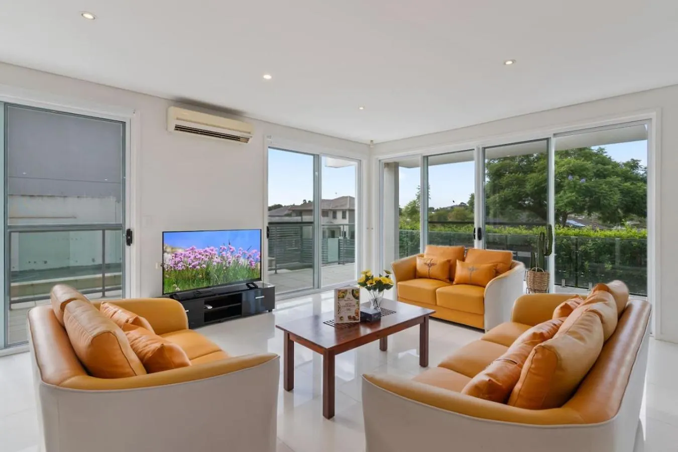 Contatos de 5Beds Luxu Home With Pool And Ac Conveniently Located
