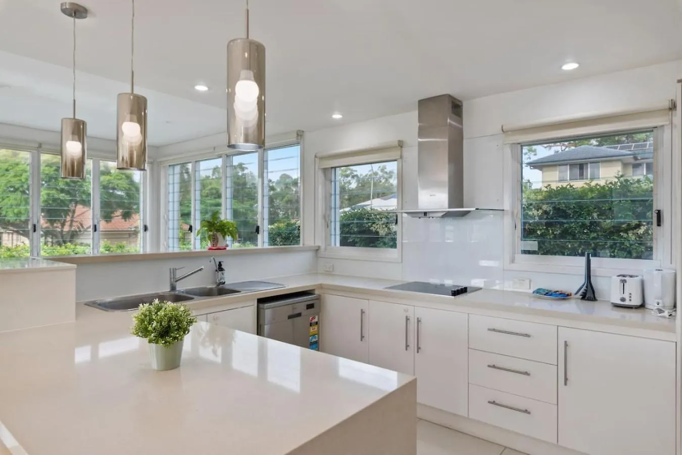 5Beds Luxu Home With Pool And Ac Conveniently Located Brisbane